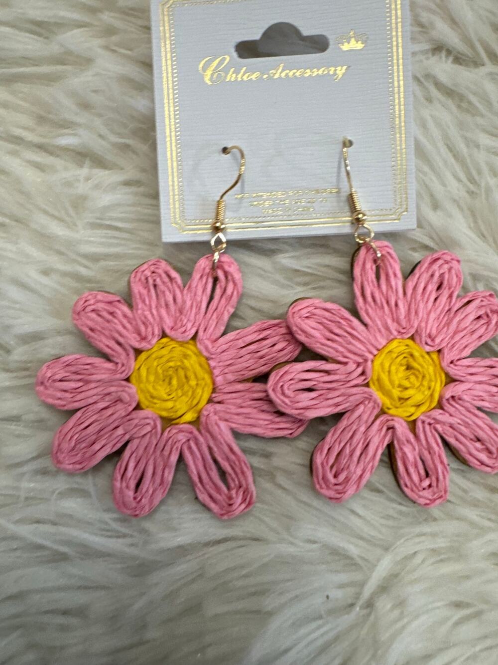 Artesanal Pink daisy earrings with yellow center